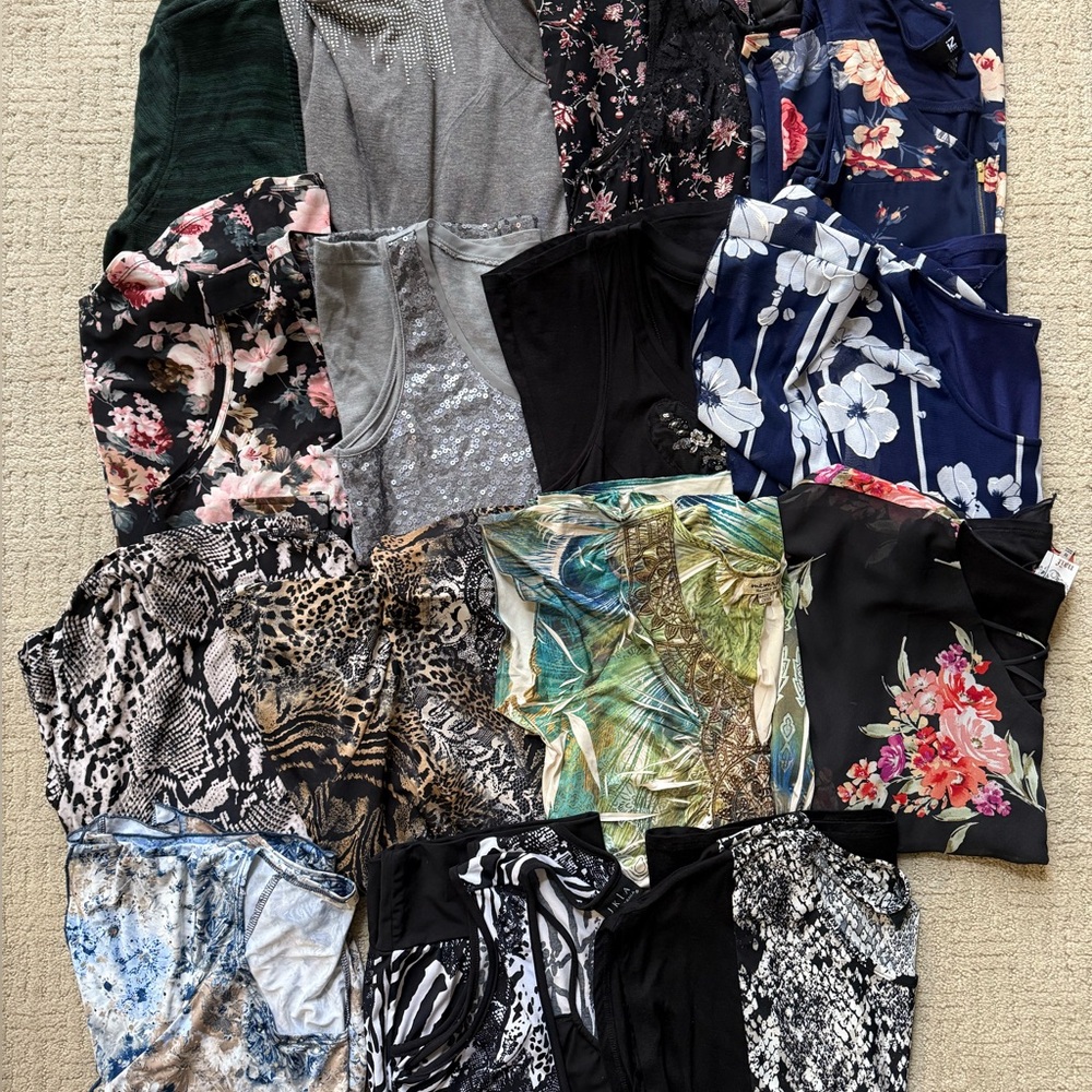 (SOLD) 15pc Bundle of Women’s Tops (M)